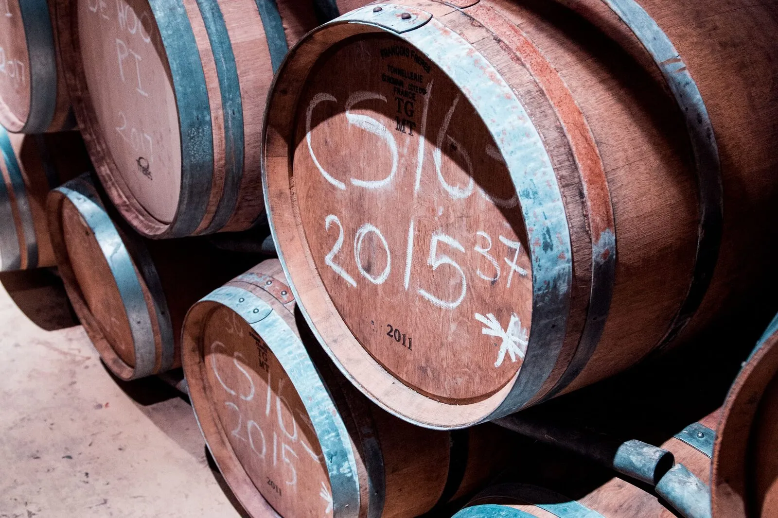 Botti barrique con annotazioni a gesso nella cantina del podere