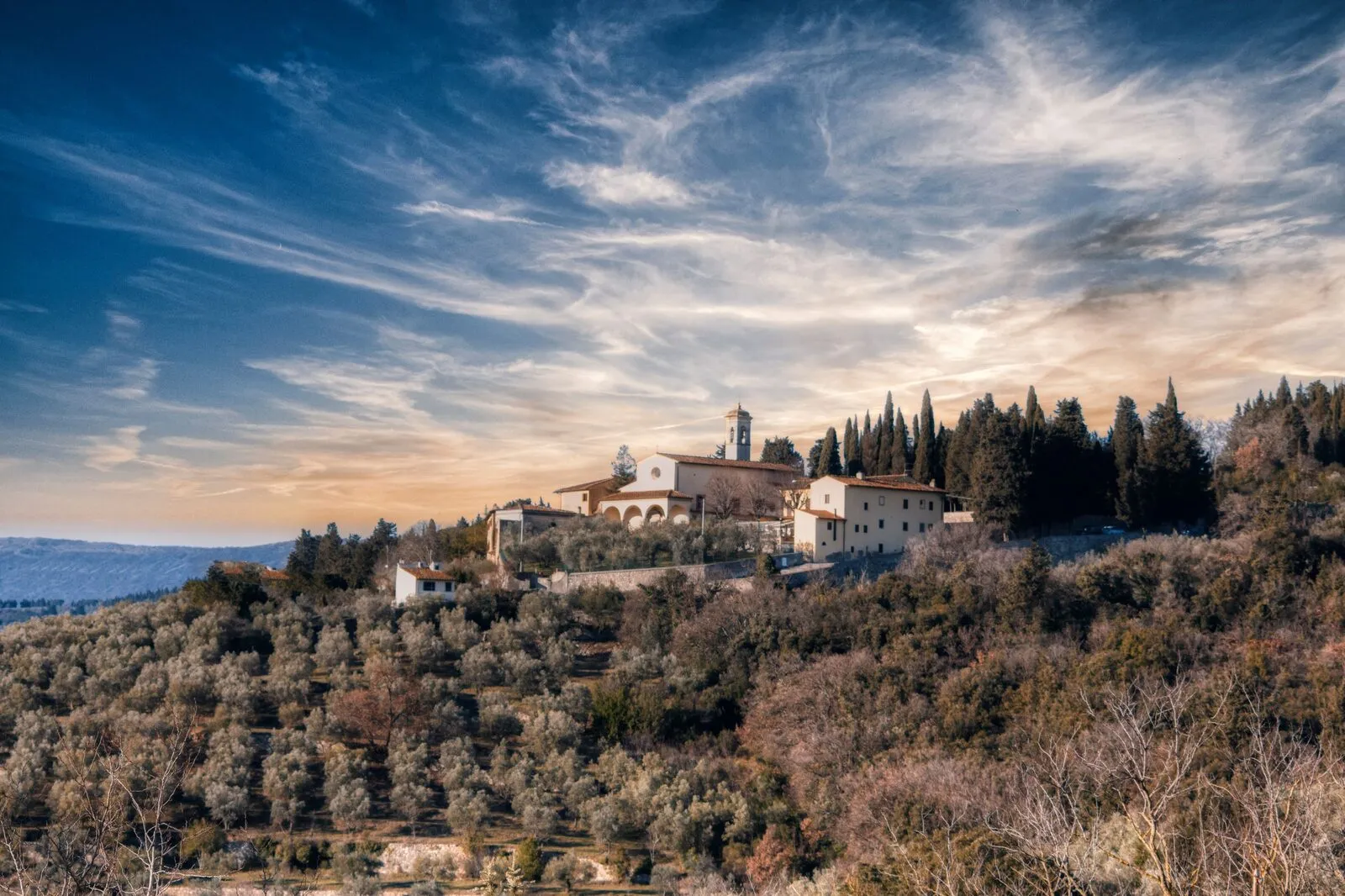 Borgo di Panzano in Chianti al tramonto con cipressi